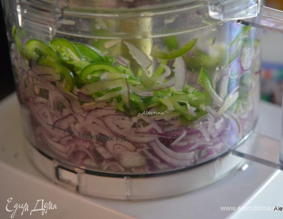 Халапеньо 2 шт., очистить и порезать тонко, также красный лук и чеснок.
Говядину посолить и поперчить, обжарить в жаровне на масле 2 минуты или до коричневого цвета. 