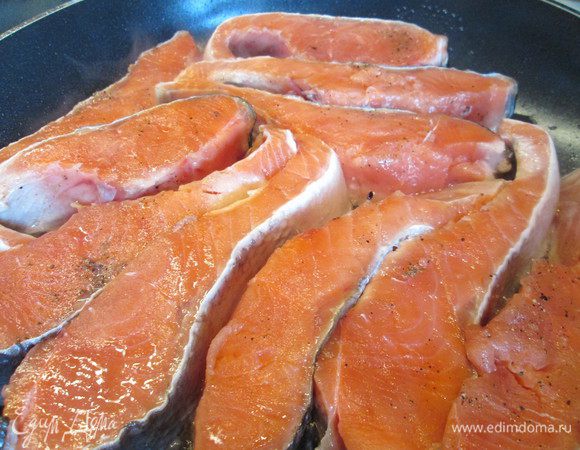 Разрезаем рыбу вдоль по хребту, нарезаем кусочками, не тоньше 1,5 см. Кожу снять (у меня не крупная рыба — я кожу оставила, чтобы при жарке не распалась на части).  