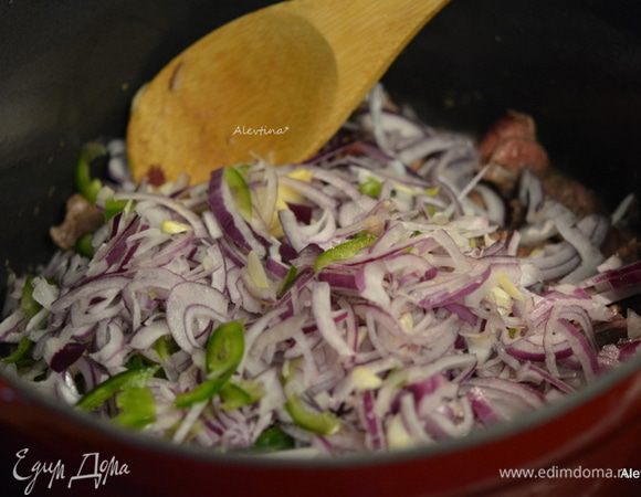 Добавить в говядину — лук, чеснок, халапеньо. Помешивая обжарить 1-2 минуты.