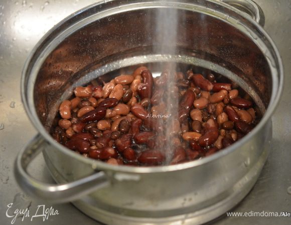Банку готовой фасоли помыть под проточной холодной водой. Добавить в чили.