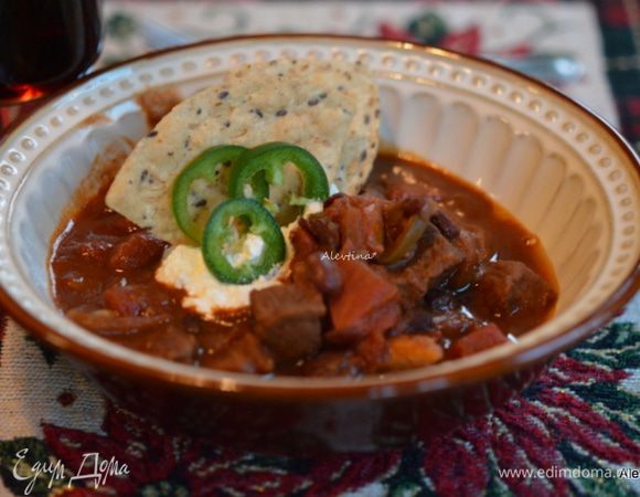 Нарезать очищенный халапеньо колечками. Подаем к столу с кукурузными чипсами, халапеньо, сметаной и сыром тертым по желанию.