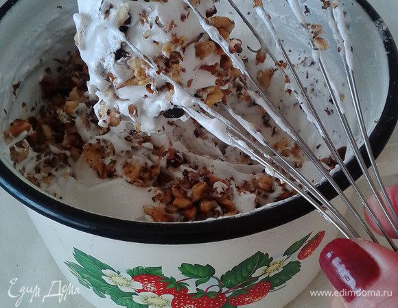 К белковой смеси добавляем подсушенные рубленые орехи. Смешиваем деликатно, не нарушая структуру белков.