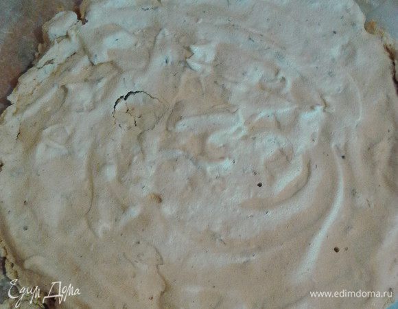 Заранее на пергаменте нарисовать круг нужного диаметра (у меня 26 см).
и нанести на этот круг безешную смесь, формируя корж. Сушить при 100-120°С примерно 2-3 часа. Ориентируйтесь по своей духовке и сухой зубочистке (готовый корж слегка розового цвета). Оставим его настояться примерно часов 12, а затем поместим в целлофан, где он может отлично храниться до сборки торта.
