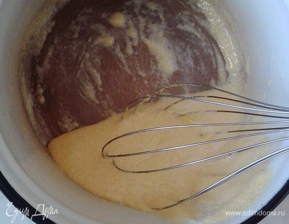 В полученную смесь вводим перетертые с сахаром желтки, сметану, коньяк.