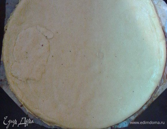 Разделить тесто на 2 части и раскатать каждую по размеру безешного коржа. Отправляем пласты на 30 минут в холод. Затем выпекаем их в духовке при 200°С 10 минут.