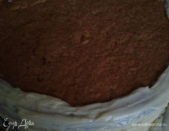 На сервировочное блюдо выкладываем первый песочный корж, промазываем кремом, сверху кладём безешный корж, снова наносим крем, накрываем вторым песочным коржом. Промазываем кремом бока торта.