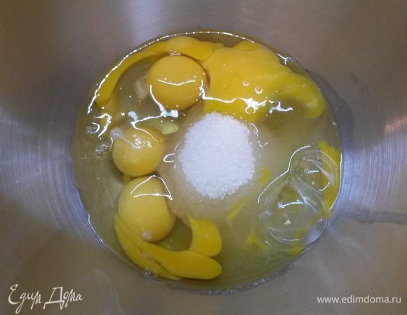 Яйца взбиваем с сахаром до увеличения объема и побеления 5-7 минут.
