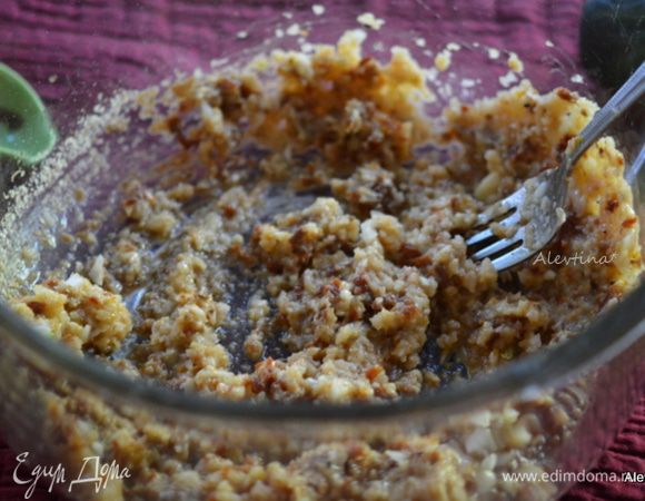 Добавить мелко порезанные: чеснок, вяленые томаты, лук шалот, розмарин, лимонная цедра.