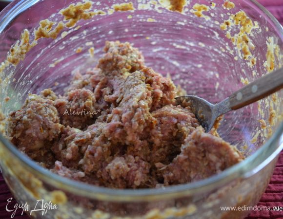 Добавить фарш с ягнятиной. Перемешать.