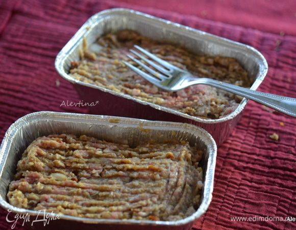 Используем формы порционные фольговые или одну хлебную форму. Распределить фарш.