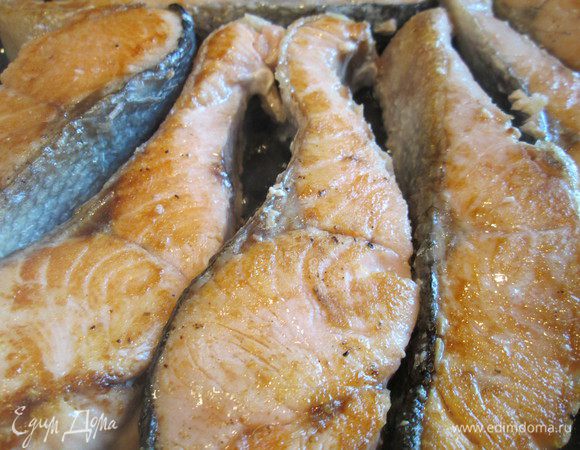 Посыпаем рыбу солью и перцем и обжариваем на растительном масле по 3 минуты с каждой стороны.