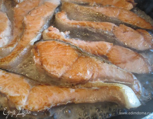 И последний завершающий и самый торжественный момент добавляем в сотейник с обжаренной рыбой, шампанское! Оно начинает шипеть, играть и пузыриться. Тушим в шампанском 5-7 минут.