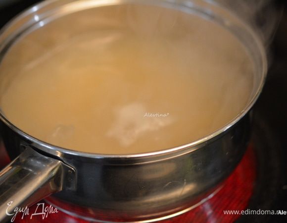 Отварить предварительно рис до полуготовности. Воду слить.