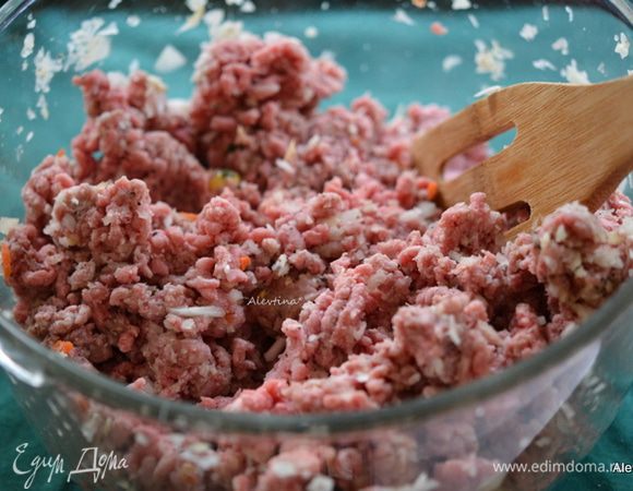 Смешать говяжий не жирный фарш с солью и черным перцем, добавить мелко порубленный лук, чесночный порошок, соль сельдерейную.