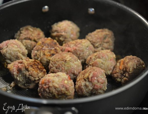 Сформировать в фрикадельки/шарики небольшого размера. Выложить на горячую сковороду с маслом и обжарить со всех сторон.