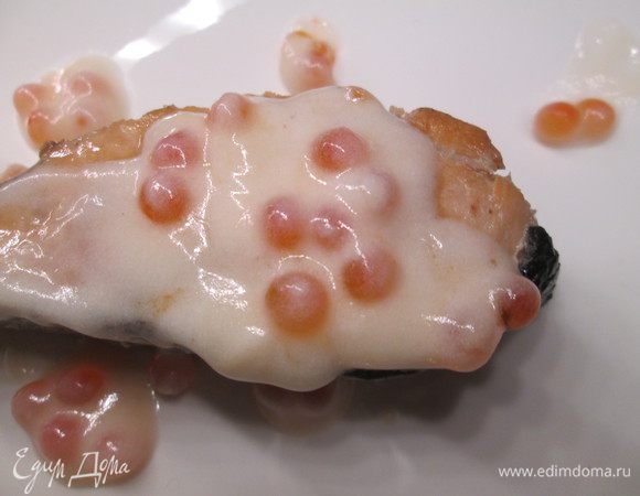 Когда осталось несколько не съеденных кусочков рыбы, через пру часов они стали посуше. Но я нашла для них соус от Вики Ла Ванда. 
http://www.edimdoma.ru/retsepty/53107-semga-pod-sousom-shampan
Получилась рыбка в двойном шампанском и с добавлением икры.
Очень вкусно!