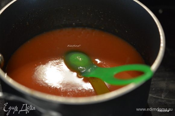 Приготовить соус в небольшой кастрюле/емкости. Смешать томатный соус с коричневым сахаром, вустерширским соусом, холодной водой 1/2 стакана.