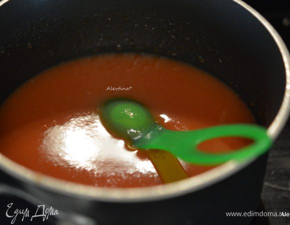 Приготовить соус в небольшой кастрюле/емкости. Смешать томатный соус с коричневым сахаром, вустерширским соусом, холодной водой 1/2 стакана.