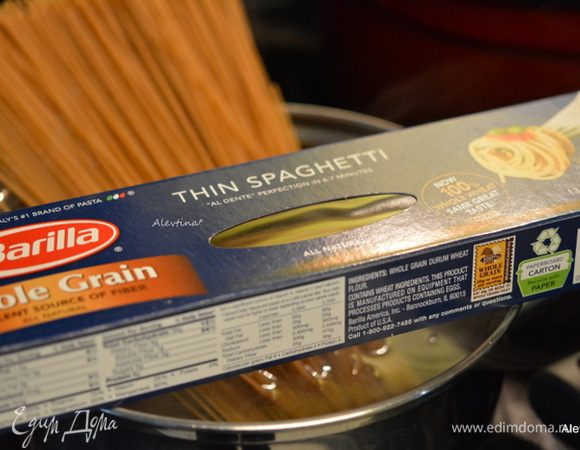 Отварить спагетти как сказано на упаковке. Слить воду.