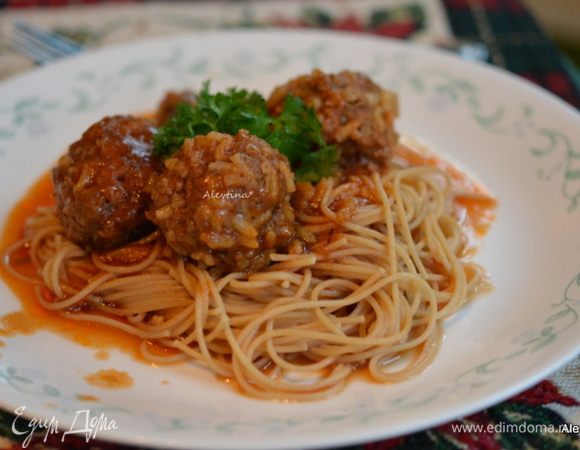 Подаем с фрикадельками, полив соусом. Приятного аппетита.