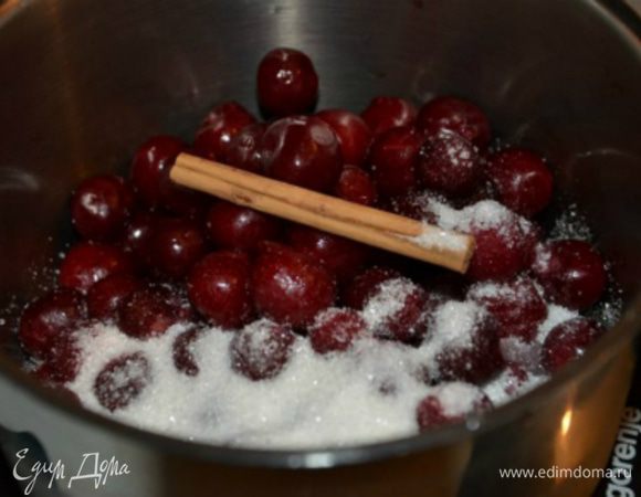 Заранее готовим черешню. Я делаю это с вечера, всю ночь она настаивается со специями и сахаром в холодильнике. Промыть замороженные или свежие ягоды (без косточки), добавить корицу (пол палочки или палочку), зависит от количества вишни, которую вы используете, сахар и апельсиновый сок. Проварить пару минут на слабом огне. Выключить плиту, остудить. Отправить на ночь в холодильник. Откинуть на дуршлаг. Сироп использовать для пропитки коржей.