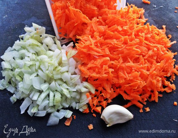 Измельчаем лук, чеснок, морковь натираем на крупной тёрке.