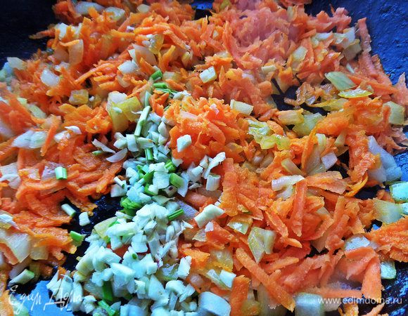 Обжарить овощи на растительном масле.