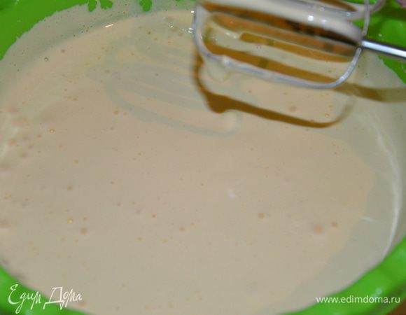 Готовим бисквит. Смешать желтки с целыми яйцами и сахаром, поставить на водяную баню и медленно нагревать (миска с яйцами не должна касаться горячей воды). Перемешивать венчиком, яйца должны немного прогреться и стать теплыми. Снять с огня. Взбить массу блендером, на это уходит примерно 8 минут, масса должна увеличиться в объеме и стать пышной и светлой. Просеиваем муку, крахмал (использую всегда кукурузный или картофельный, разницы в выпечке не ощущаю между ними), какао (можно увеличить какао немного, тем самым уменьшить муки на данное количества какао). Заранее растопить сливочное масло, остудить его. Далее просеять часть муки в яичную массу, аккуратно перемешать венчиком снизу-вверх, не нарушая пышность и структуры теста. По краю миски влить масло. Просеять оставшуюся муку и снова перемешать осторожно до однородности.