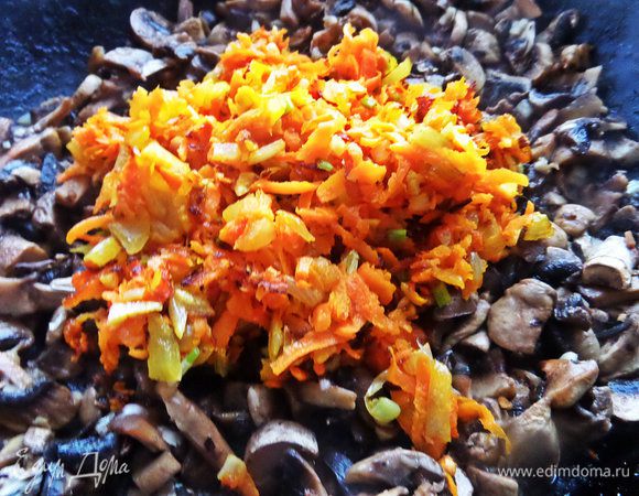 Соединить овощи с грибами, добавить приправ.