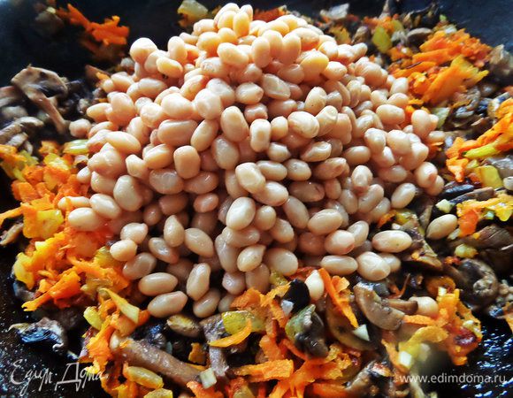 Высыпать в сковороду готовую фасоль и влить пол стакана отвара, посолить.