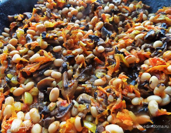 Потушить всё вместе несколько минут.