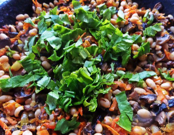 Добавить пучок зелени петрушки в самом конце.