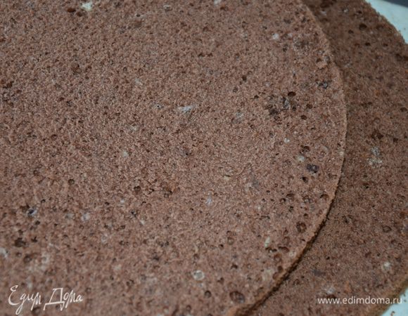 Разрезаем бисквит на три равные части. Можно хранить герметично до использования.