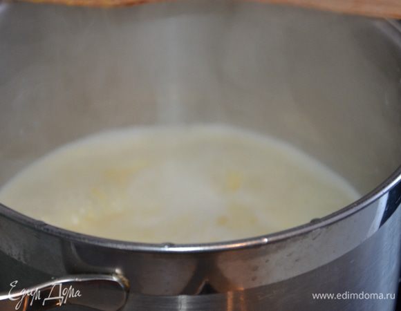 Делаем заварной крем. Смешать желтки, сахар до пышности миксером. Ввести крахмал. Молоко довести до кипения, убавить огонь, влить желтковую массу. Нагревать на небольшом огне, (см. фото) молоко начнёт пузыриться и выходить "вулканчиками". Дождаться, когда этих "вулканчиков" станет много, они начнут выходить не только по краям, но и из середины. И сразу же быстро и энергично перемешать крем венчиком до густоты.
