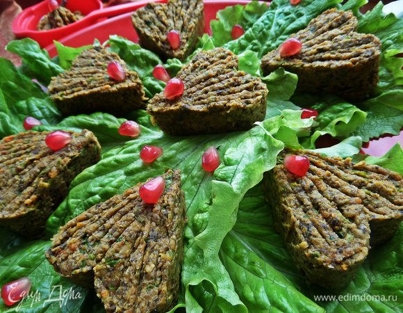 Украсить зёрнами граната и подавать желательно в тёплом виде.