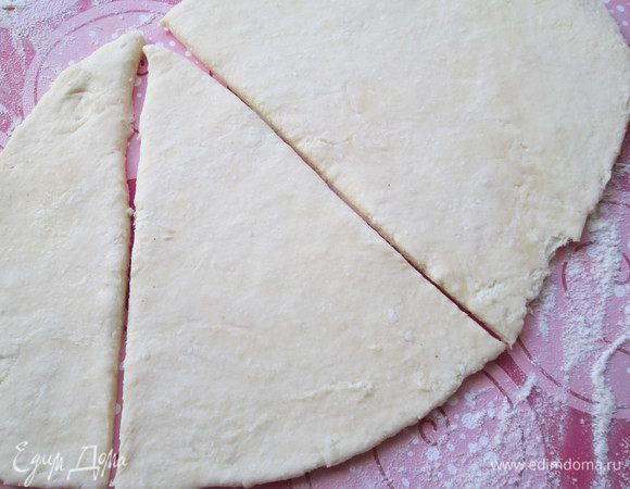 Этого количества теста хватит целый противень елочек. Мне удалось сделать только 2 штуки, потому, что тесто было предназначено для пирогов. Делаем елочки. Раскатываем тесто в пласт, толщиной 0,5-0,6 см и вырезаем треугольники: на каждую елочку 2 треугольника.