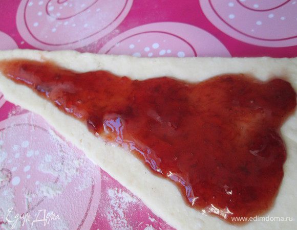 Смазываем один — каждый нижний треугольник густым джемом, лучше яркого цвета (у меня сливовый джем).