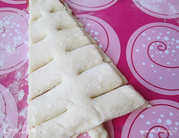 Укладываем сверху второй треугольник и делаем параллельные прорези на одинаковом расстоянии. Из обрезков делаем ствол и звезду.