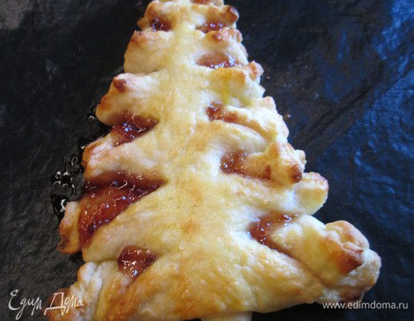 Теперь смазываем елочки взбитым яйцом и выпекаем в духовке при 200°С до румяной корочки.