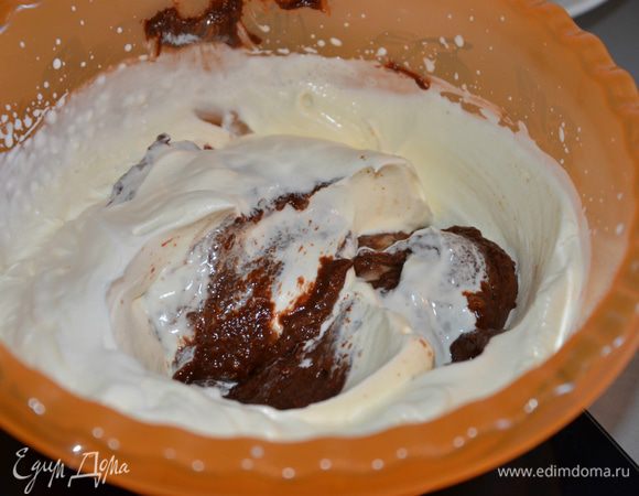 Готовим крем-мусс "шоколатин". Шоколад порубить ножом и растопить на водяной бане. Добавить к растопленному шоколаду заварной крем (они должны быть примерно одной температуры!), перемешать. Сливки взбить до мягких пиков. Аккуратно ложкой снизу-вверх подмешать сливки небольшими порциями к шоколадной массе (см. фото).