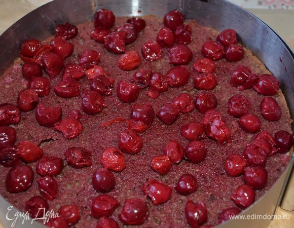 Делаем взбитые сливки. Можно просто взбить сливки с сахарной пудрой и/или закрепителем. Я ввела к сливкам желатин. Тут пропорции можно подбирать самим, смотря какой крепости суфле вы хотите получить. Можно ввести белый шоколад (растопить). Я замочила 15 гр желатина. Нагрела. Ввела в желатин несколько ложек взбитых сливок, сливки должны "почувствовать" структуру желатина. Это гарантия того, что при вводе к основной массе сливок-желатин 100% не свернется. Ввести желатин и сливки к основной массе сливок, которые мы взбили до пиков.

Собираем торт. Шоколадный корж, сироп. Проливаем обильно, даем впитаться пару минут. Снова наносим шоколадный крем "шоколатин". Накрываем вторым бисквитом. Пропитываем. Кладем вишню.