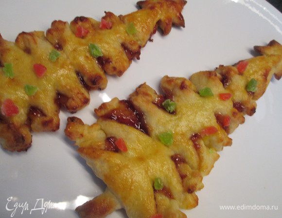 А теперь самое любимое занятие и взрослых, и детей — наряжать елку! У меня их целых две: я украсила их шарами из цукатов.