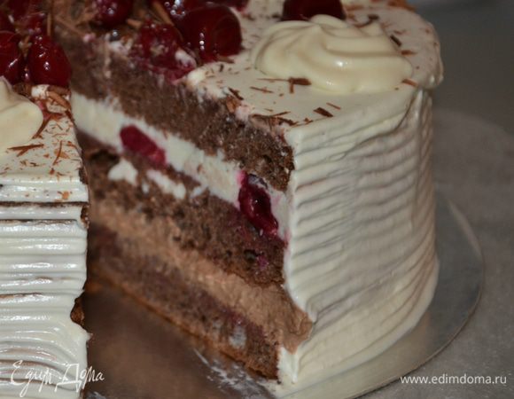 Накрываем последним слоем бисквита. Пропитываем его. Обмазываем торт взбитыми сливками с сахарной пудрой. Украшаем по желанию. Я отложила вишню с сиропа. Украсила тертым шоколадом.