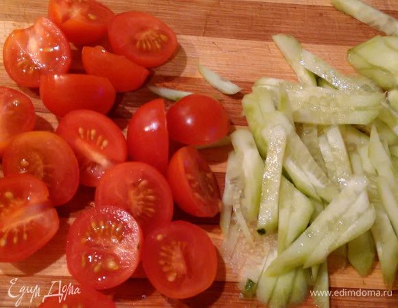 Помидоры разрезать на половинки, огурец очистить и порезать тонкой соломкой. Нужно именно порезать, а не натереть на терке, чтобы не дал сок. Если же всё-таки дал, оставить стечь, а затем использовать. 
Курицу очистить от костей и кожи и также нарезать соломкой.