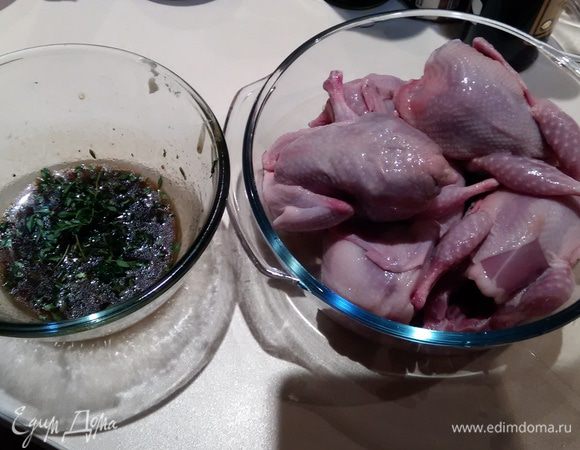 Тимьян вымыть, обсушить, листики освободить от веточек и добавить в маринад.