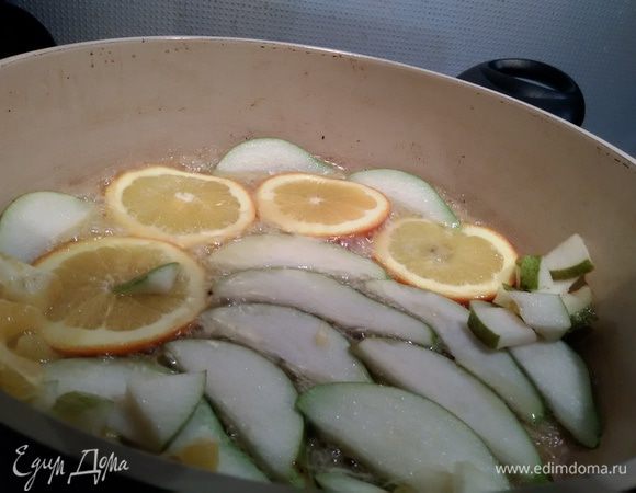 Тем временем отварить дикий рис в слегка подсоленной воде до состояния альденте. Остудить. Тщательно вымытый апельсин порезать так, чтобы получились 4 ровных диска в кожуре, остальную мякоть освободить от кожуры и нарезать кубиками, грушу разрезать напополам и порезать на 12 ровных ломтиков, остальное — кубиками. Сахар нагреть в сковороде до плавления. Опустить в него фрукты и карамелизировать их.
