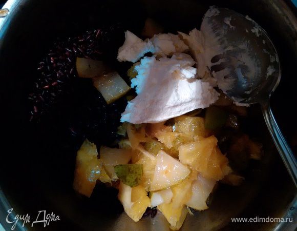 Рис смешать с маскарпоне и частью фруктов, нарезанной кубиками.