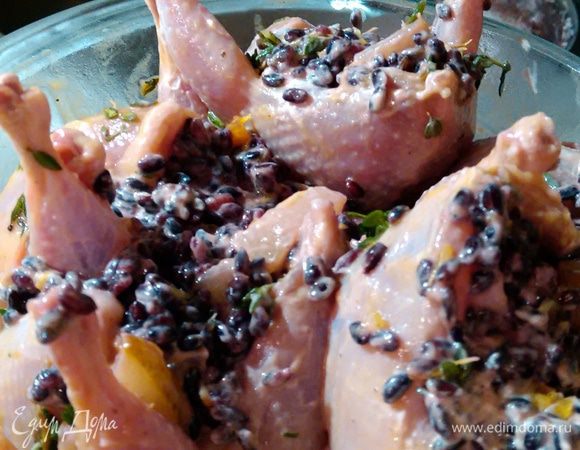 Нафаршировать этой смесью перепелок. Запечь в духовке при 180-200°С минут 40-60 в зависимости от вашей духовки. При необходимости ножки или целиком перепелок можно прикрыть фольгой.