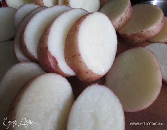 Тщательно моем кожуру картофеля — запекать будем в ней. Нарезаем кружочками, толщиной 1,5 см.