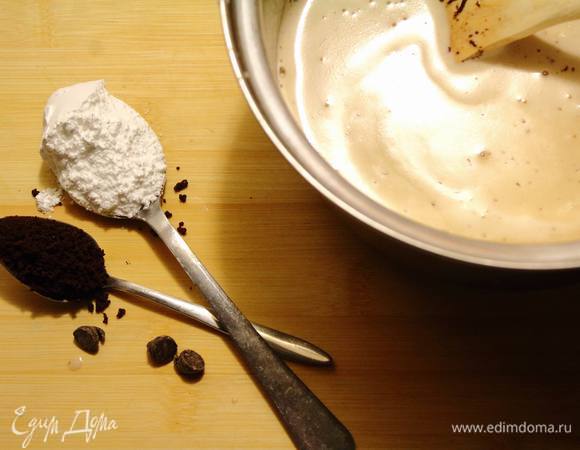Сливки нагреть в кастрюле, но не дать закипеть. Снять с огня, вмешать в еще горячие сливки шоколад, кофе и сахарную пудру. Остудить и поставить в холодильник на ночь.